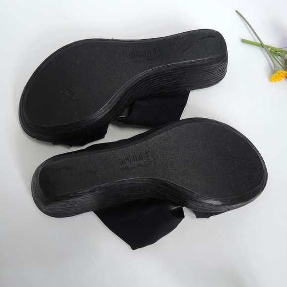 Munro black wedge slide in size 5W.  Gold metallic - Picture 5 of 8